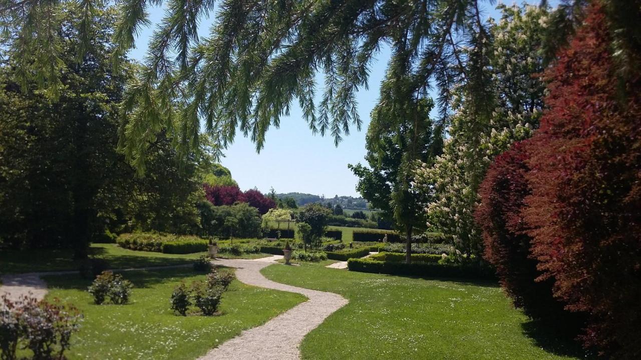 ホテル オステルリー ラ ブリケトリ ヴィネ エクステリア 写真 The gardens of the Château de Launay
