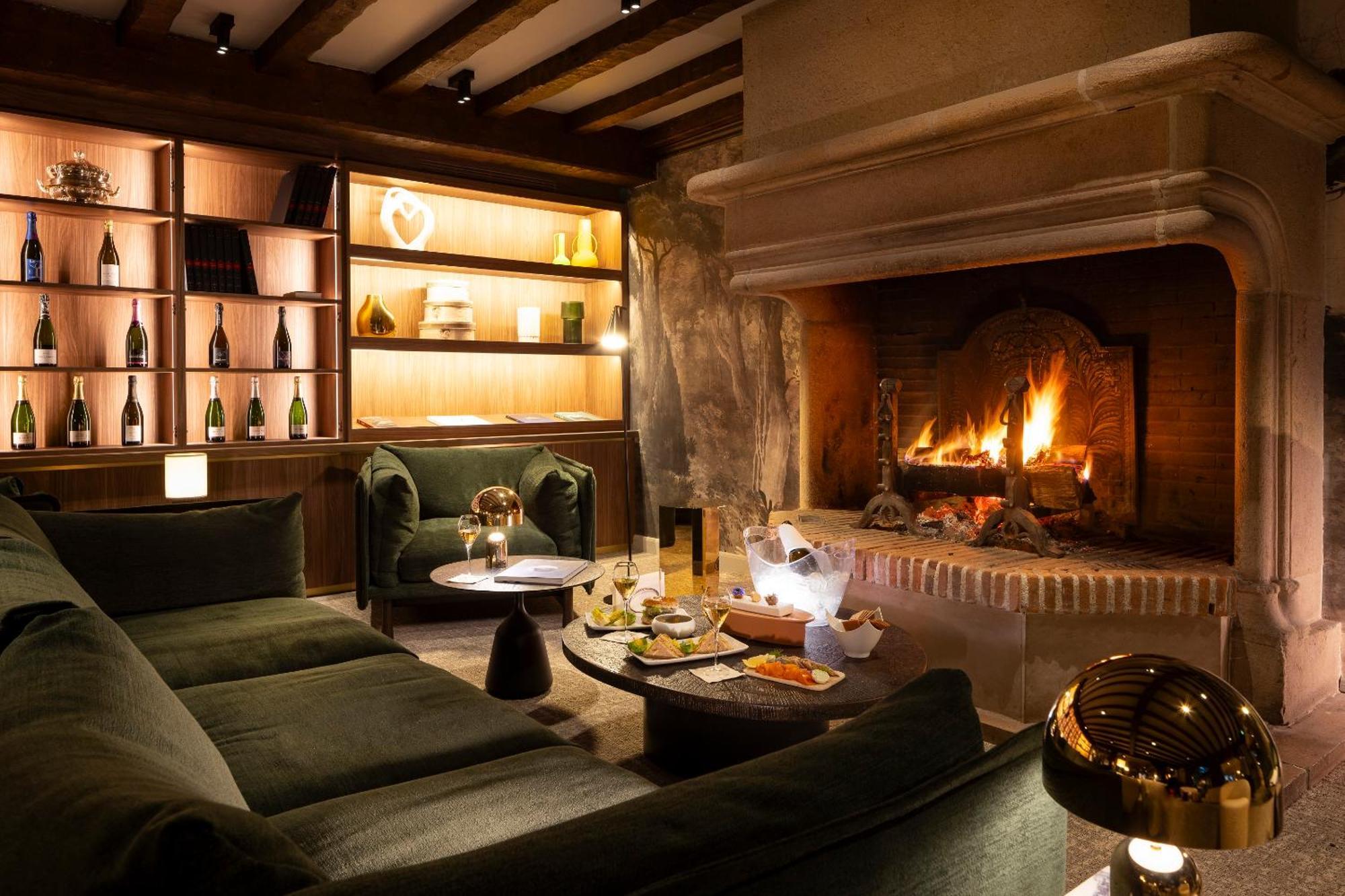 ホテル オステルリー ラ ブリケトリ ヴィネ エクステリア 写真 The fireplace at the bar