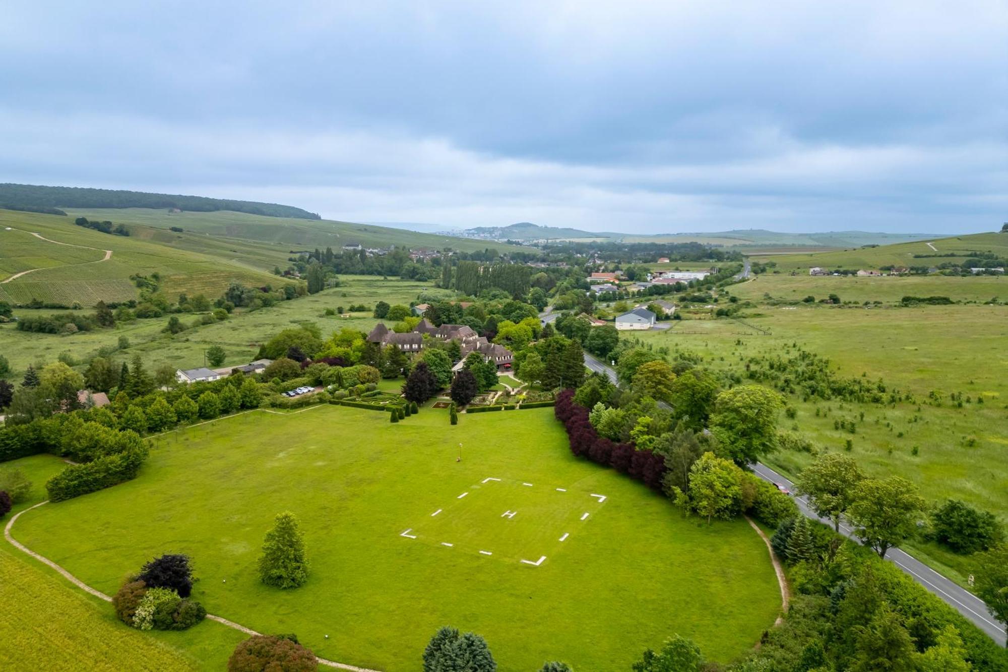ホテル オステルリー ラ ブリケトリ ヴィネ エクステリア 写真 Aerial view of the village
