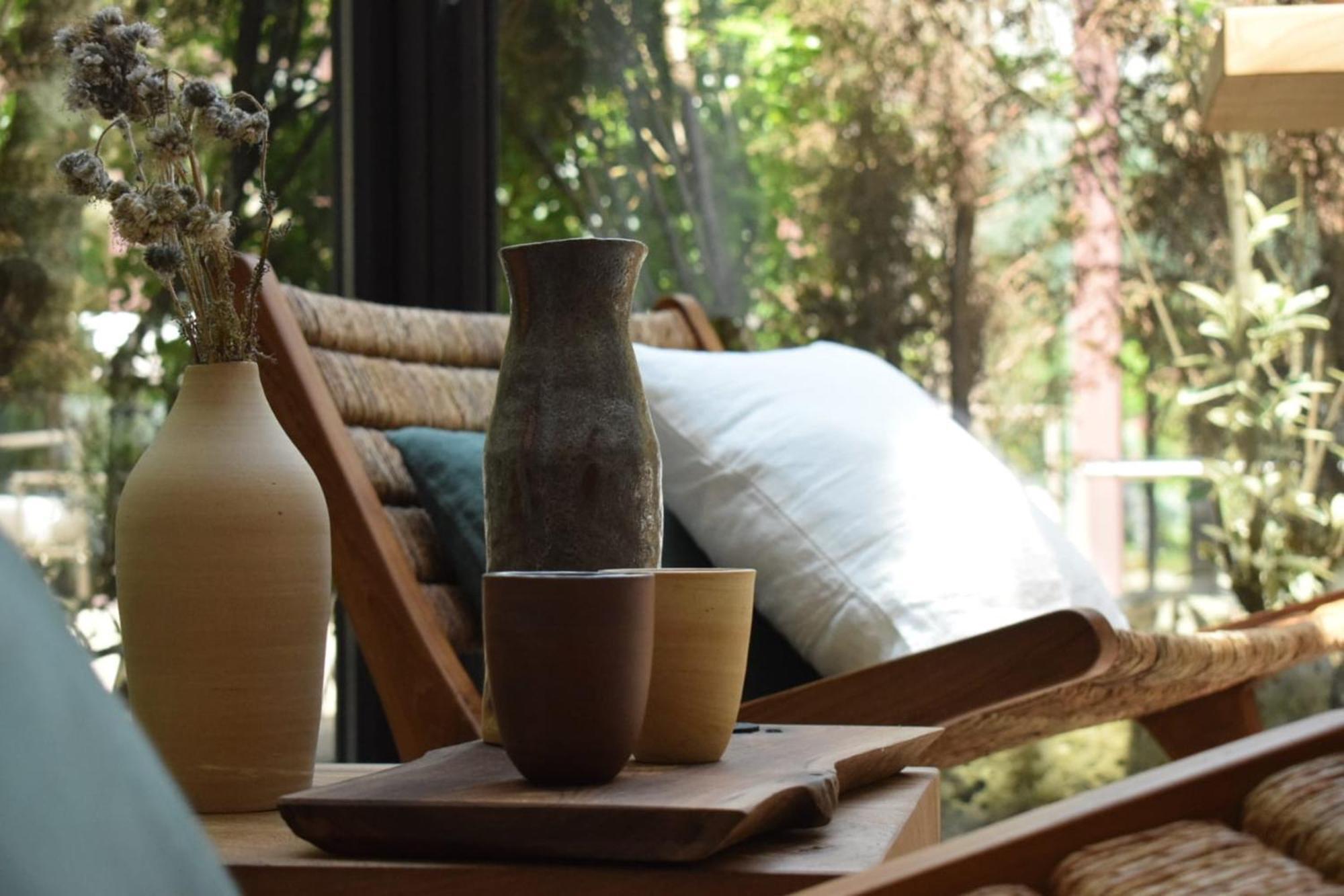ホテル オステルリー ラ ブリケトリ ヴィネ エクステリア 写真 A set of ceramic vases