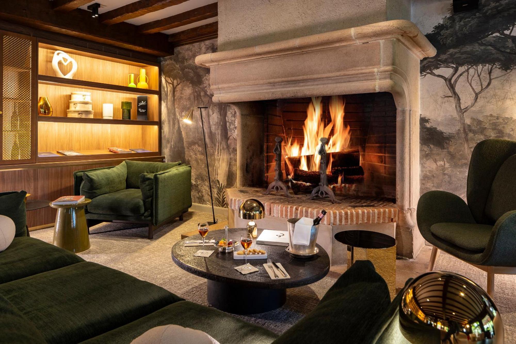 ホテル オステルリー ラ ブリケトリ ヴィネ エクステリア 写真 The fireplace at the hotel