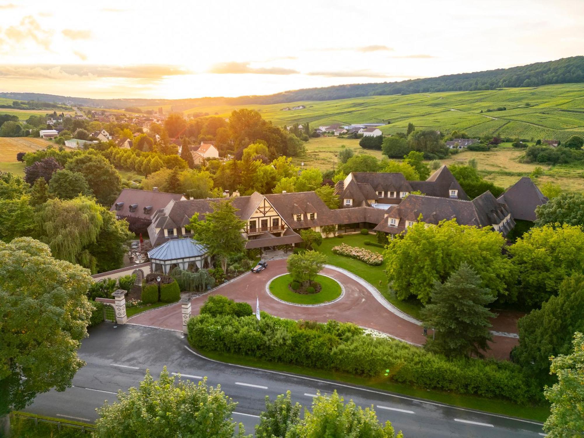 ホテル オステルリー ラ ブリケトリ ヴィネ エクステリア 写真 Aerial view of the hotel